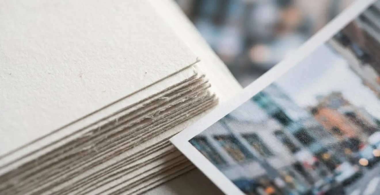 Vue macro de documents juridiques et photographies d'accident assemblés pour constituer un dossier de preuve
