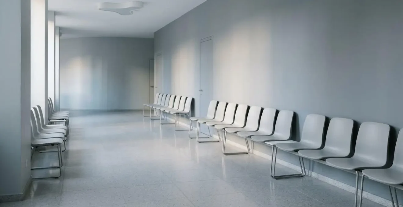 Représentation visuelle symbolisant l'attente prolongée des remboursements de soins médicaux